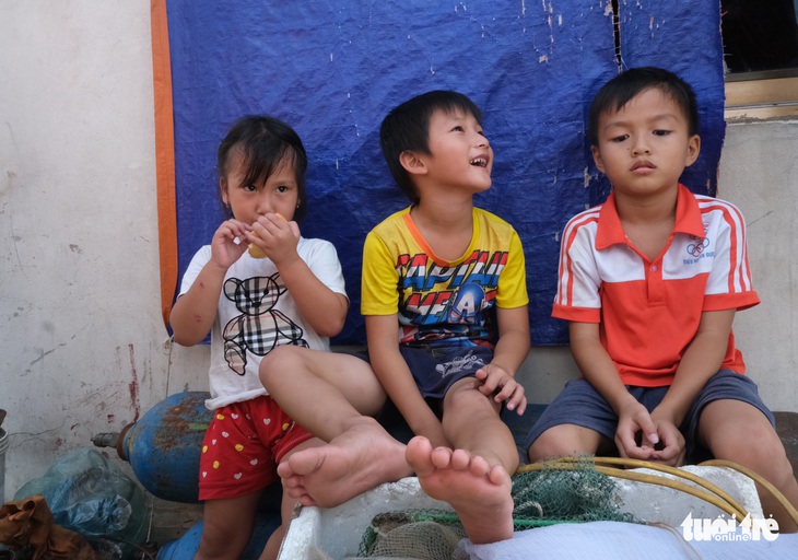 Chở máy tính, máy tính bảng, quà Trung thu đến cho trẻ em nghèo làng chài sông Hồng - Ảnh 3.