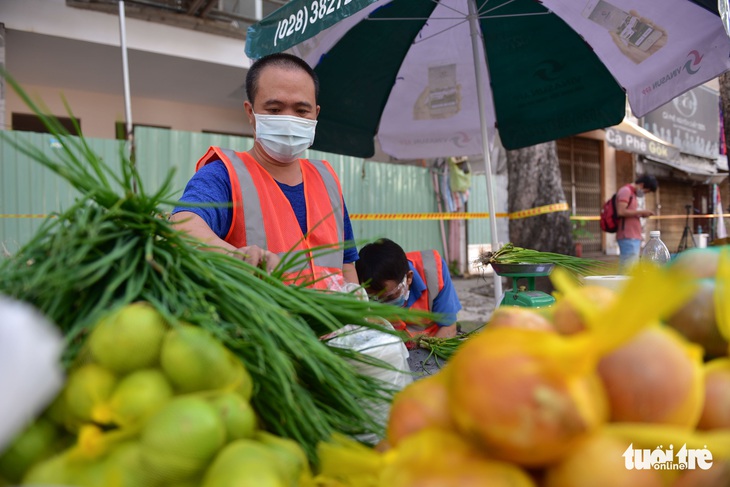 Quận 5 mở chợ lưu động cho người dân vùng xanh đi mua hàng - Ảnh 3.