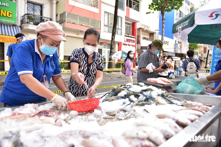 Quận 5 mở chợ lưu động cho người dân vùng xanh đi mua hàng - Ảnh 1.