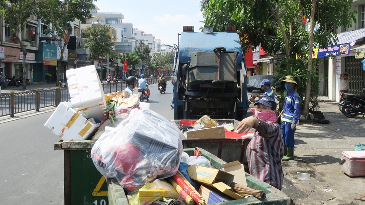 Thu tiền hỗ trợ xử lý chất thải với kẹo cao su, thuốc lá, sản phẩm từ nhựa... - Ảnh 1. Thu tiền hỗ trợ xử lý chất thải với kẹo cao su, thuốc lá, sản phẩm từ nhựa... - Ảnh 1.