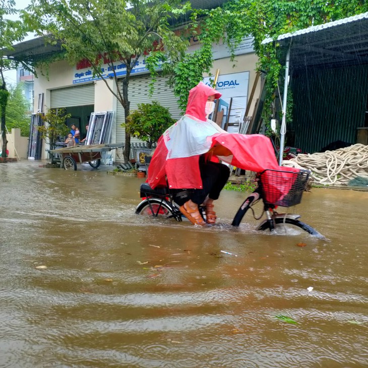 Ngư dân Quảng Nam hối hả đưa ghe thuyền lên bờ - Ảnh 5. Ngư dân Quảng Nam hối hả đưa ghe thuyền lên bờ - Ảnh 5.