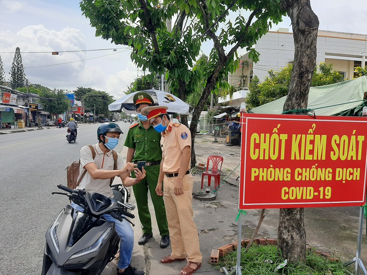 Dân Cần Thơ đi mua đồ ăn, sửa xe, cà phê... khi nới giãn cách, ai cũng tự 5K, khỏi nhắc - Ảnh 6.