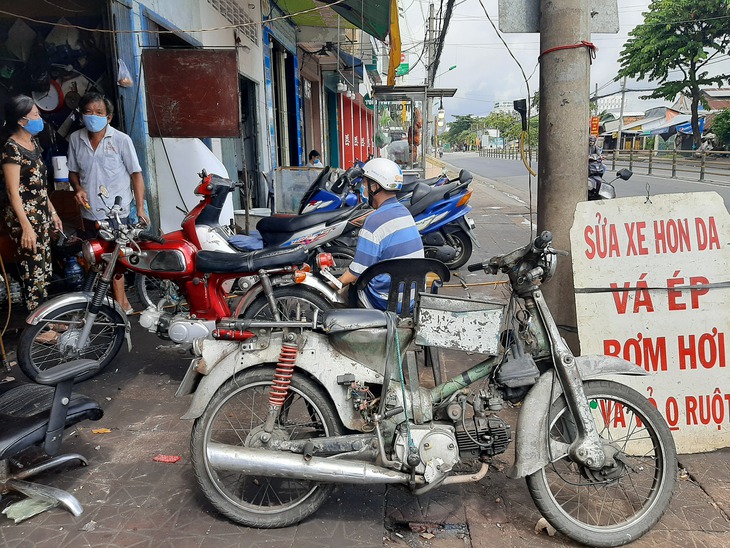 Dân Cần Thơ đi mua đồ ăn, sửa xe, cà phê... khi nới giãn cách, ai cũng tự 5K, khỏi nhắc - Ảnh 3.