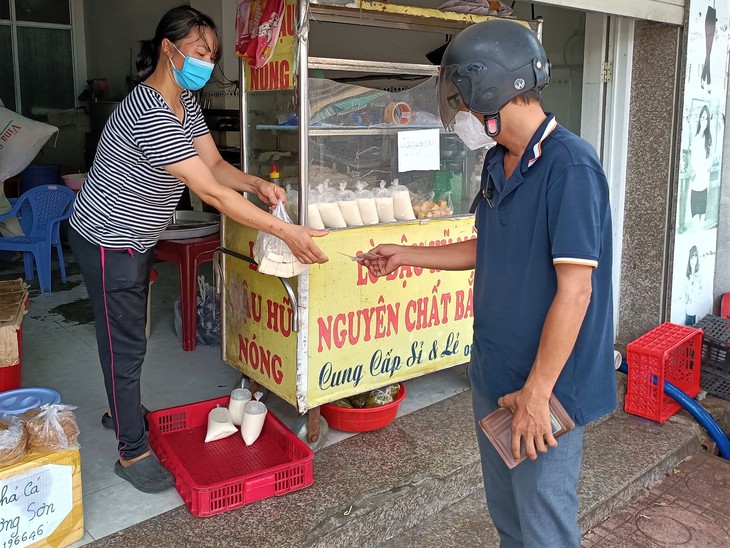 TP cho phép, dân đưa bản cam kết xin mở bán nhưng phường không nhận - Ảnh 1. TP cho phép, dân đưa bản cam kết xin mở bán nhưng phường không nhận - Ảnh 1.