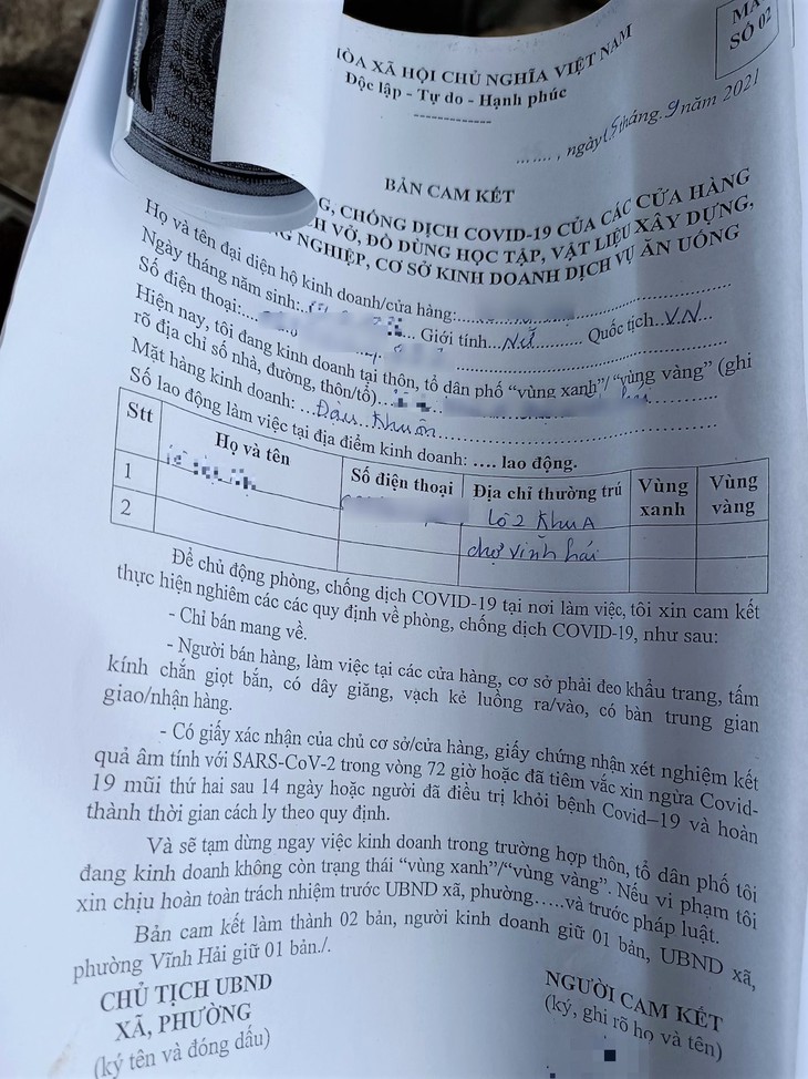 TP cho phép, dân đưa bản cam kết xin mở bán nhưng phường không nhận - Ảnh 2. TP cho phép, dân đưa bản cam kết xin mở bán nhưng phường không nhận - Ảnh 2.