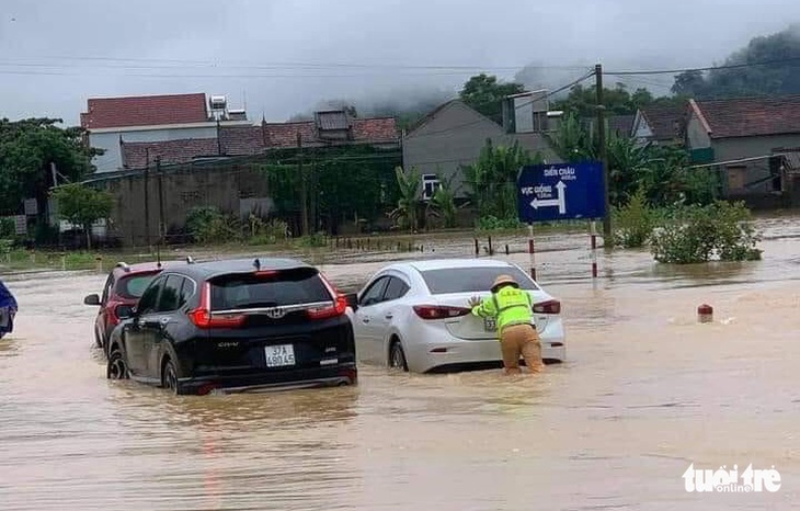 Nghệ An: Mưa dồn dập, hồ thủy lợi, thủy điện xả tràn, chia cắt nhiều nơi - Ảnh 4.