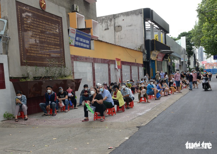 Nhiều người dân TP.HCM nhận thông báo tiêm mũi 2, đội mưa đến nơi rồi về vì... thiếu giấy mời - Ảnh 6.