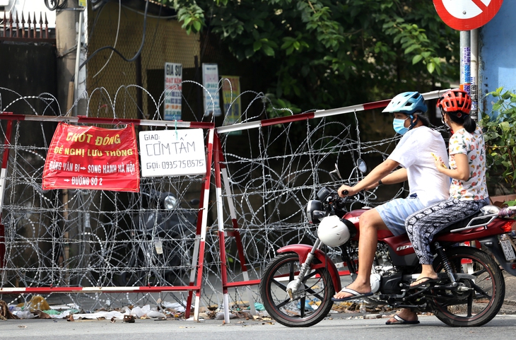 Tháo gỡ rào chắn ở TP.HCM: tháo chướng ngại vật và tâm lý nặng nề cho người dân - Ảnh 3.