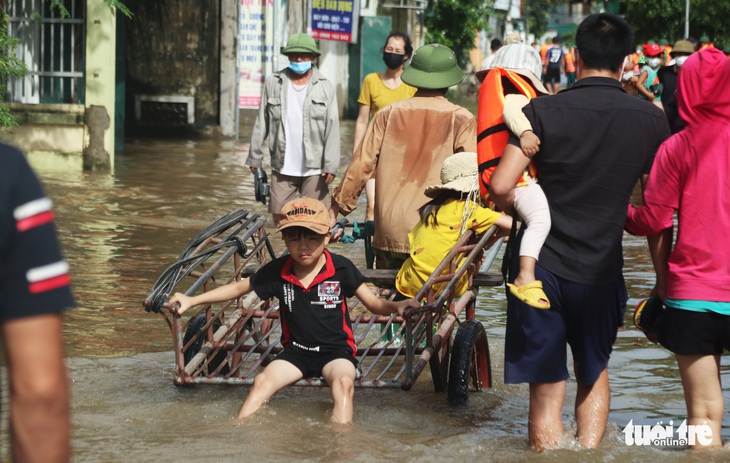 Người dân rốn lũ Nghệ An bỏ của chạy lấy người’ vì nước lên nhanh - Ảnh 3.