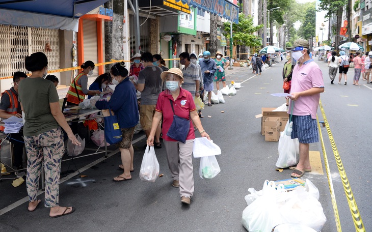 Siêu thị ở TP.HCM bắt đầu đón khách trở lại từ 1-10