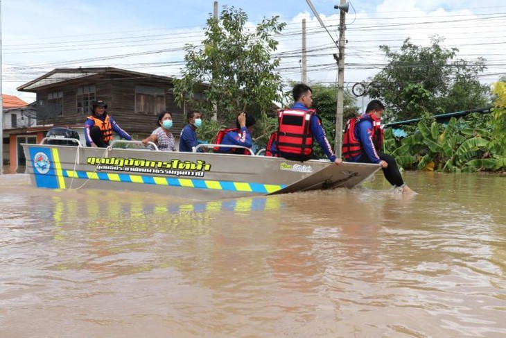 Bangkok và các tỉnh lân cận báo động vì lũ - Ảnh 1.