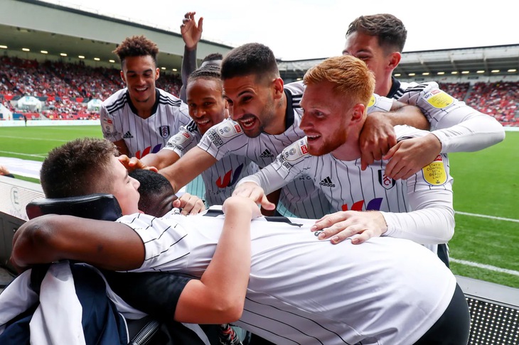 Fulham đốn tim khán giả với cầu thủ bại não - Ảnh 1.