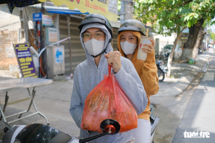 Hàng quán ở Đà Nẵng mở bán trở lại trong thận trọng - Ảnh 3.