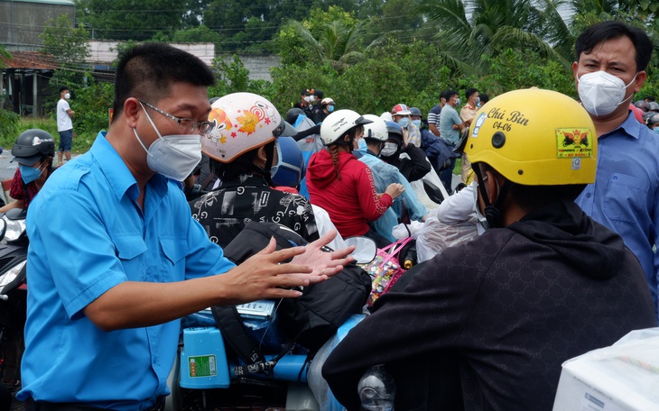 Hơn ngàn người muốn về ùn ứ giữa đường, lãnh đạo Long An ra đối thoại