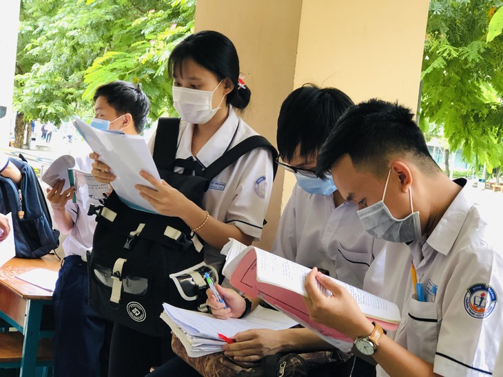 Nhiều trường học ở TP.HCM tung chiêu để đảm bảo học sinh an toàn khi học trực tiếp - Ảnh 2.