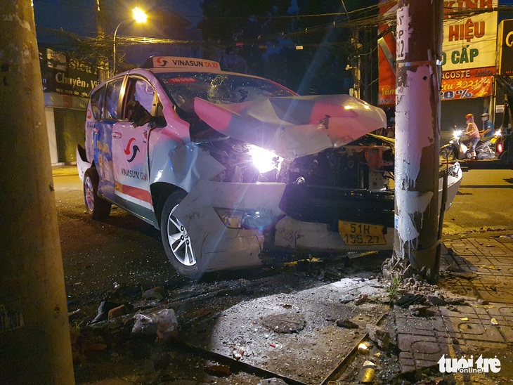Taxi chở bệnh nhân vượt đèn đỏ, tông mạnh với xe tải - Ảnh 1. Taxi chở bệnh nhân vượt đèn đỏ, tông mạnh với xe tải - Ảnh 1.