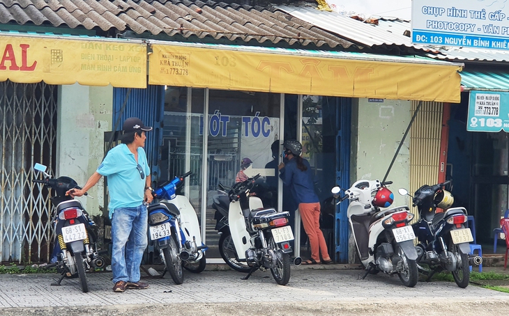 Người dân Kiên Giang ra đường ngày đầu nới giãn cách, nhịp sống gần như bình thường - Ảnh 2. Người dân Kiên Giang ra đường ngày đầu nới giãn cách, nhịp sống gần như bình thường - Ảnh 2.