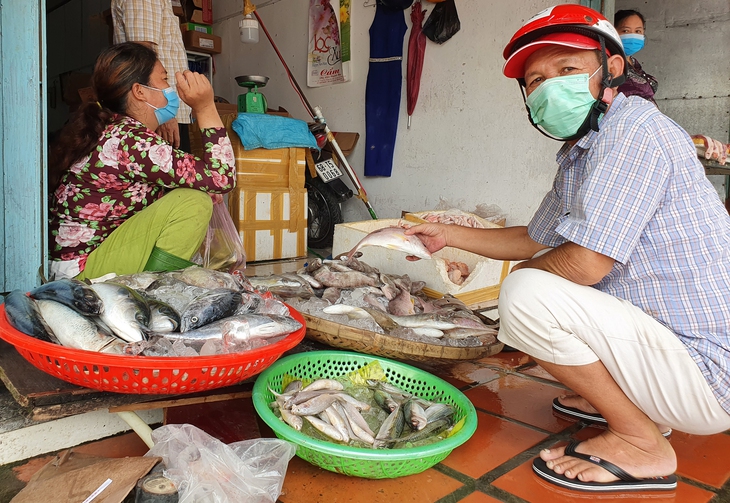 Người dân Kiên Giang ra đường ngày đầu nới giãn cách, nhịp sống gần như bình thường - Ảnh 3. Người dân Kiên Giang ra đường ngày đầu nới giãn cách, nhịp sống gần như bình thường - Ảnh 3.