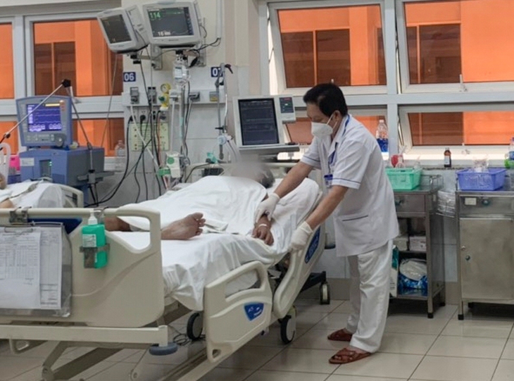 1 tháng, 6/12 người tại TP.HCM tử vong do uống rượu công nghiệp - Ảnh 1.