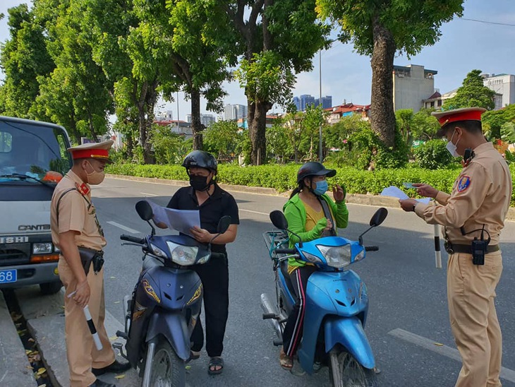 Hà Nội cấp giấy đi đường mã QR, người dân lo lắng không biết thủ tục thế nào - Ảnh 1.