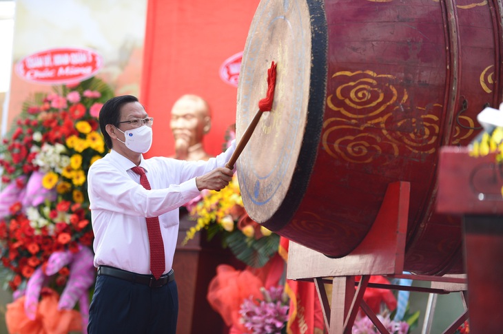 Mặc niệm nạn nhân mất vì COVID-19 trong lễ khai giảng ở trường Lê Hồng Phong - Ảnh 1.