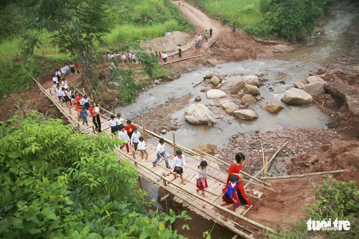 Điện Biên: Học sinh rốn lũ Nậm Nhừ không còn đi qua cầu tre dự lễ khai giảng - Ảnh 4.