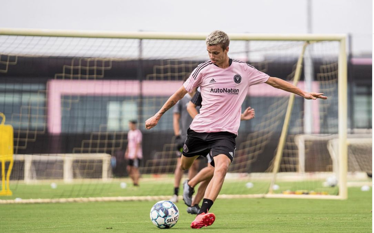 Con trai Beckham ký hợp đồng thi đấu chuyên nghiệp đầu tiên - Ảnh 1. Con trai Beckham ký hợp đồng thi đấu chuyên nghiệp đầu tiên - Ảnh 1.