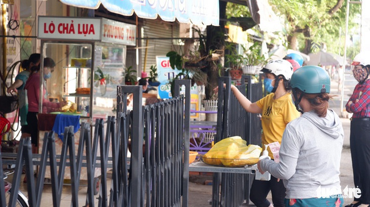 Dân Đồng Tháp Mười đổ đi mua bánh mì, hủ tiếu ăn sáng sau 50 ngày ở yên trong nhà - Ảnh 4.