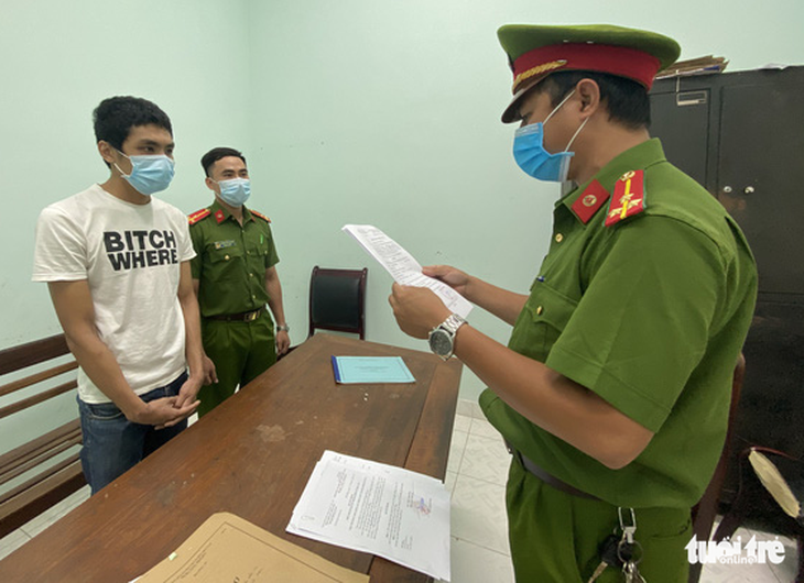 Phó chủ tịch phường đi xác minh hỗ trợ công nhân bị ‘ma men’ vác cuốc, xẻng đuổi - Ảnh 1. Phó chủ tịch phường đi xác minh hỗ trợ công nhân bị ‘ma men’ vác cuốc, xẻng đuổi - Ảnh 1.