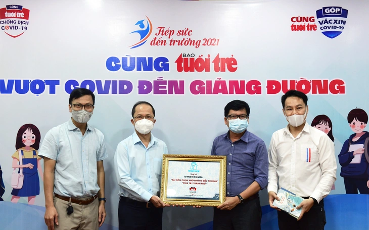 Lãnh đạo Ban Tuyên giáo và Dân vận Thành ủy TP.HCM thăm, chúc mừng Nhà xuất bản Trẻ dịp 45 năm - Ảnh 3.