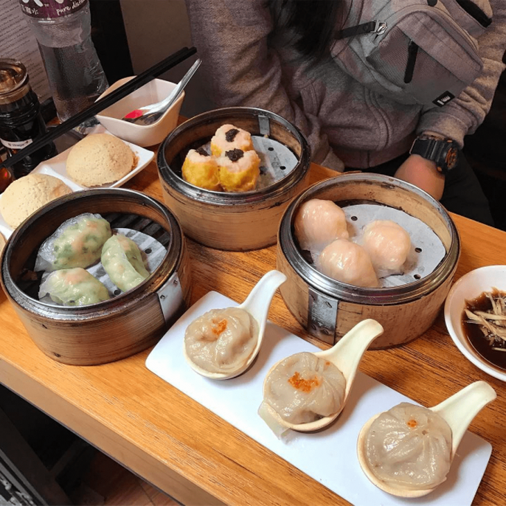 Bị cấm tới nhà hàng dim sum, người cao tuổi ở Hong Kong ùn ùn đi tiêm vắc xin - Ảnh 1.