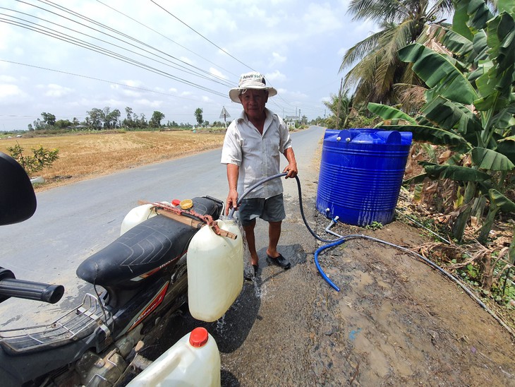 Do thời tiết nắng nóng kéo dài nên nhiều nơi khô cằn, thiếu nước - Ảnh: CHÍ QUỐC