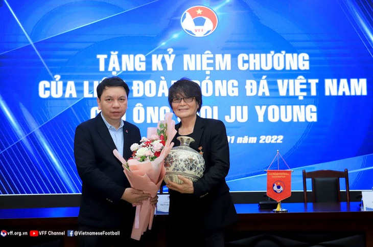 Tuyển Việt Nam hồi hộp trước buổi tập đầu, VFF tri ân bác sĩ Choi Ju Young - Ảnh 8.