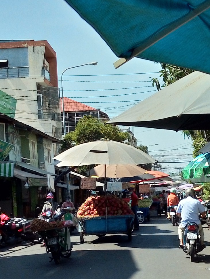 Tái diễn lấn chiếm lòng, lề đường ngày cận Tết - Ảnh 4.