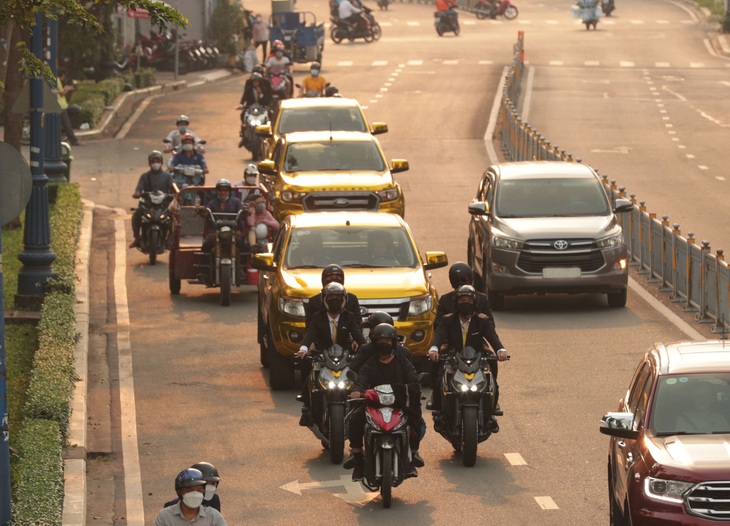 Vạn Sự Hoàng Kim: thùng bia hạng sang cho ngày tết rộn ràng - Ảnh 1.