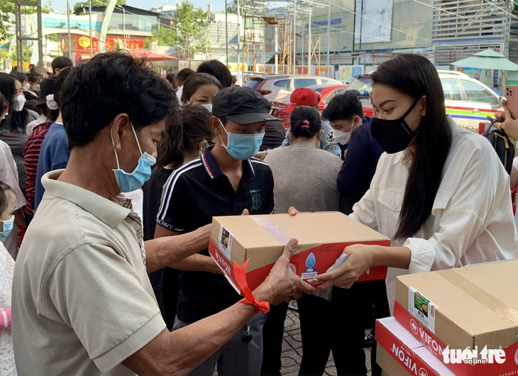 Kim Xuân, Kim Duyên, Hồng Ánh... mang Tết ấm đến trẻ bị ảnh hưởng bởi HIV/AIDS - Ảnh 4.