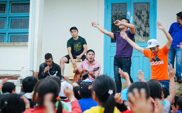 Những vòng xe chở ước mơ đến trường - Ảnh 10.