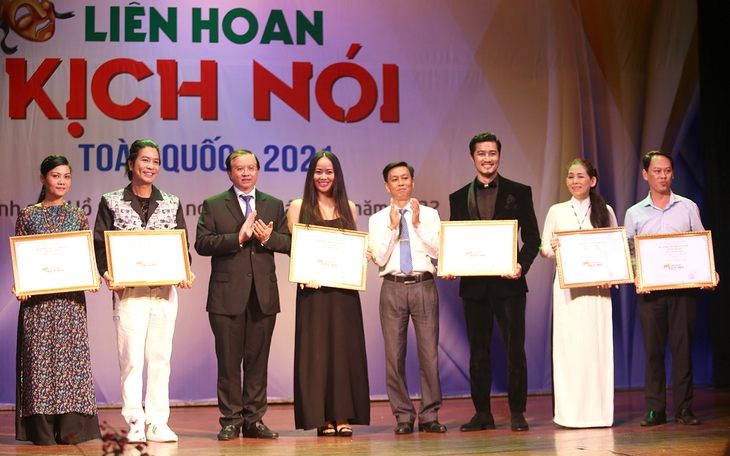 Liên hoan kịch nói toàn quốc phía Nam: Cơn mưa huy chương ngày càng... nặng hạt - Ảnh 2.