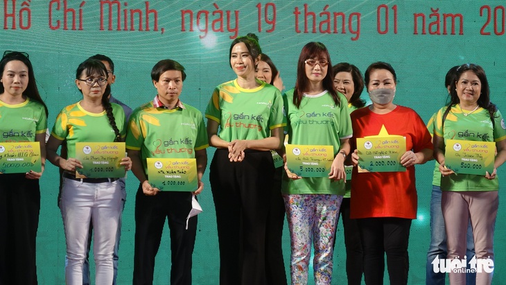 Văn nghệ sĩ mang yêu thương đến 500 trẻ em mồ côi, chịu ảnh hưởng do COVID-19 - Ảnh 2.