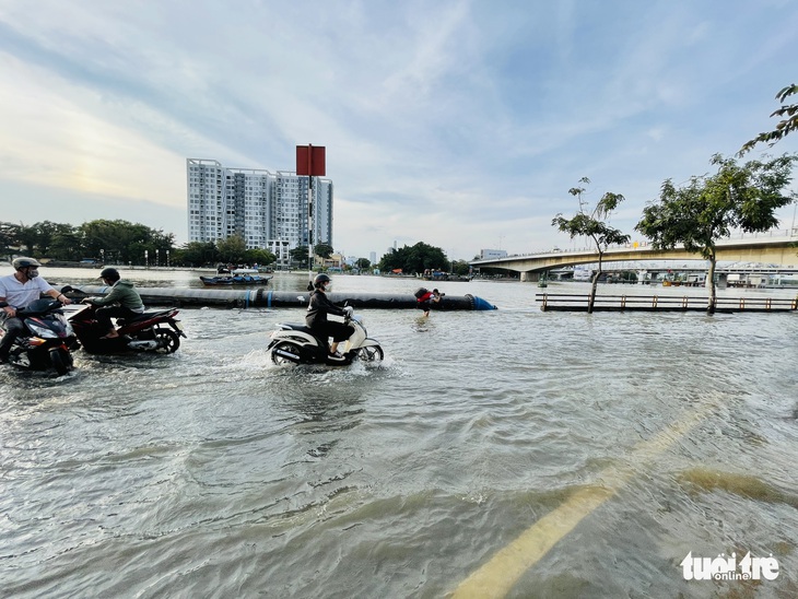 Gió mạnh kết hợp triều cường, TP.HCM đề phòng ngập đầu năm - Ảnh 1.