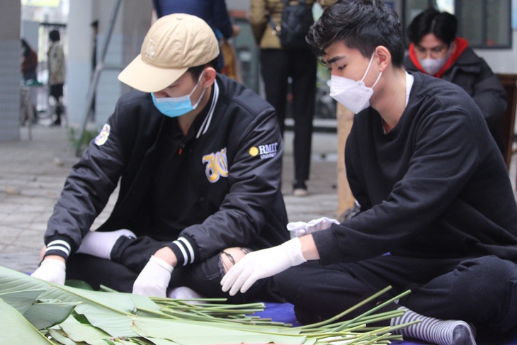 ‘Gói bánh chưng, gói trọn yêu thương’ cho trẻ em vùng cao - Ảnh 4.