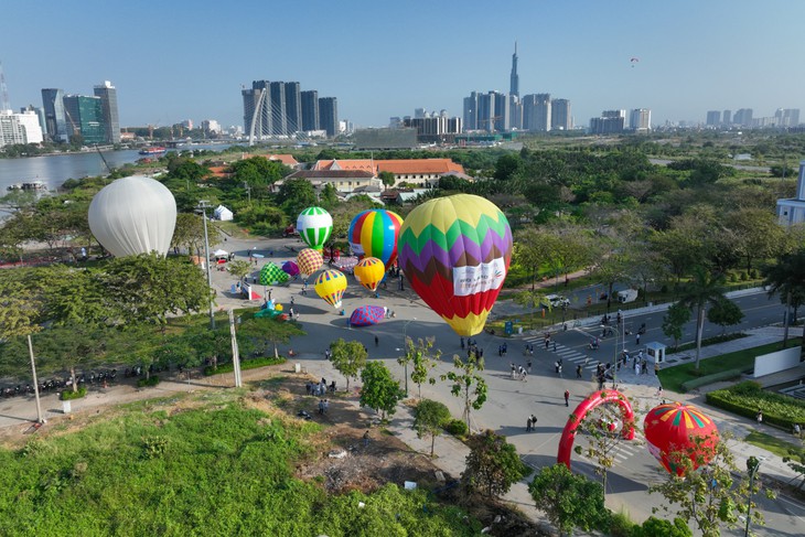 Khinh khí cầu bay trên bầu trời Thủ Đức, du thuyền bơi sông Sài Gòn - Ảnh 1.