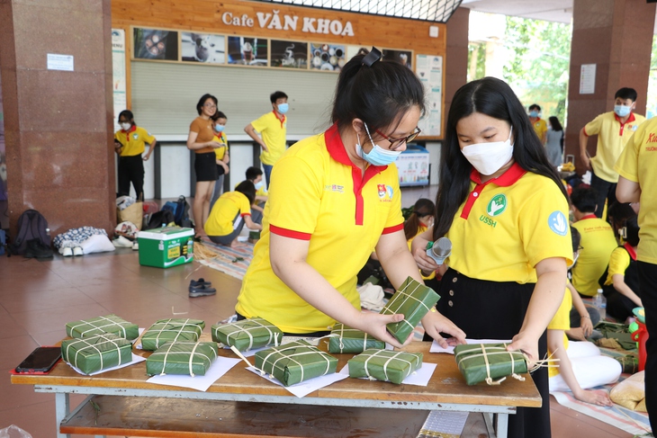 Sinh viên hào hứng thi tài gói bánh chưng, bánh tét - Ảnh 2.