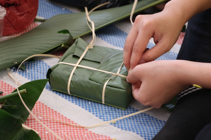 Sinh viên hào hứng thi tài gói bánh chưng, bánh tét - Ảnh 3.