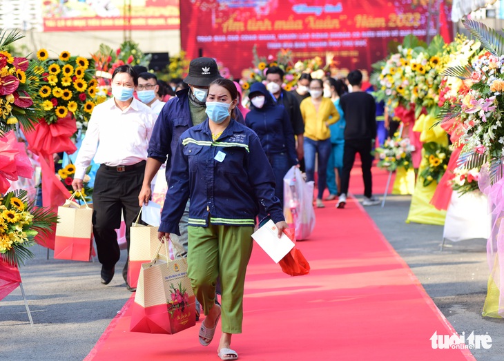 Chủ tịch nước Nguyễn Xuân Phúc chúc Tết người lao động ở TP Thủ Đức - Ảnh 4.