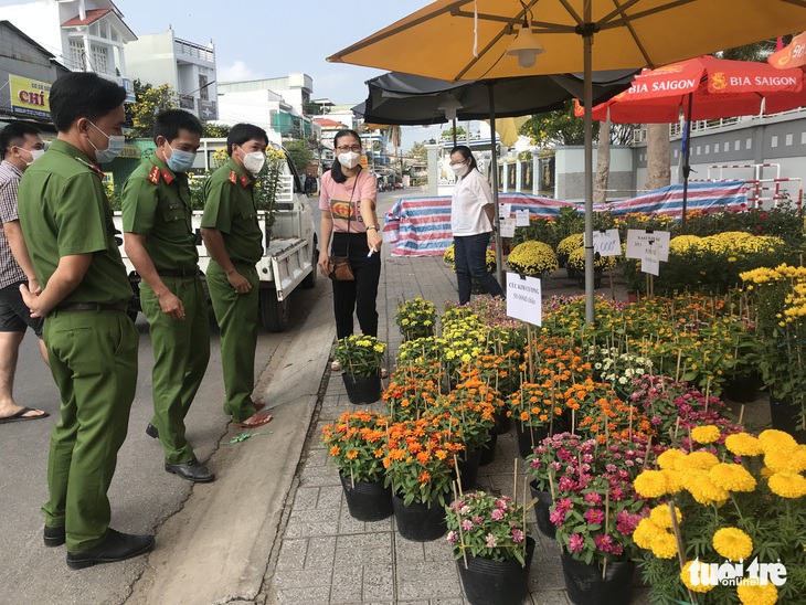 Công an Long Xuyên ra đường bán hoa gây quỹ cho người nghèo vui Tết - Ảnh 4.