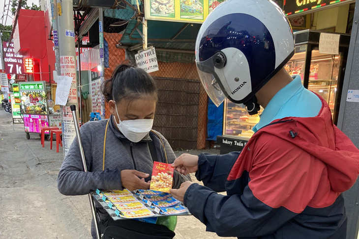 Người bán vé số, nhặt ve chai bất ngờ nhận lì xì trên đường phố từ những người không quen - Ảnh 4.