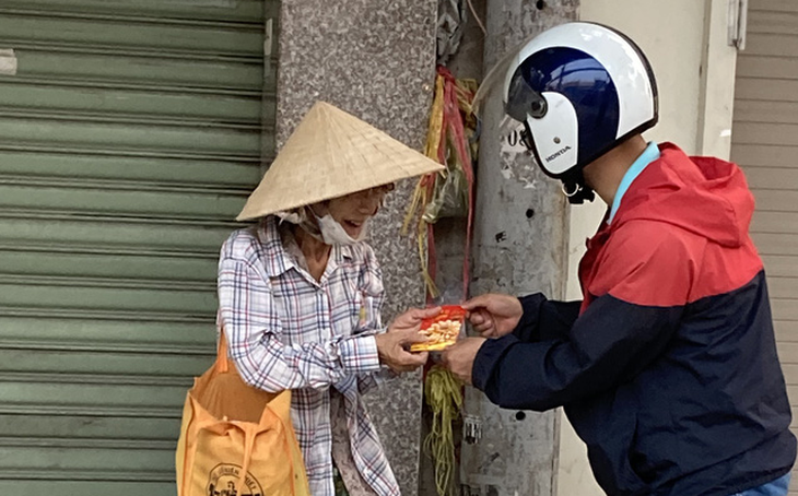 Người bán vé số, nhặt ve chai bất ngờ nhận lì xì trên đường phố từ những người không quen - Ảnh 3.