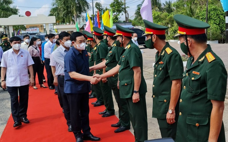 Chủ tịch Quốc hội Vương Đình Huệ thăm, tặng quà Tết tại Cà Mau