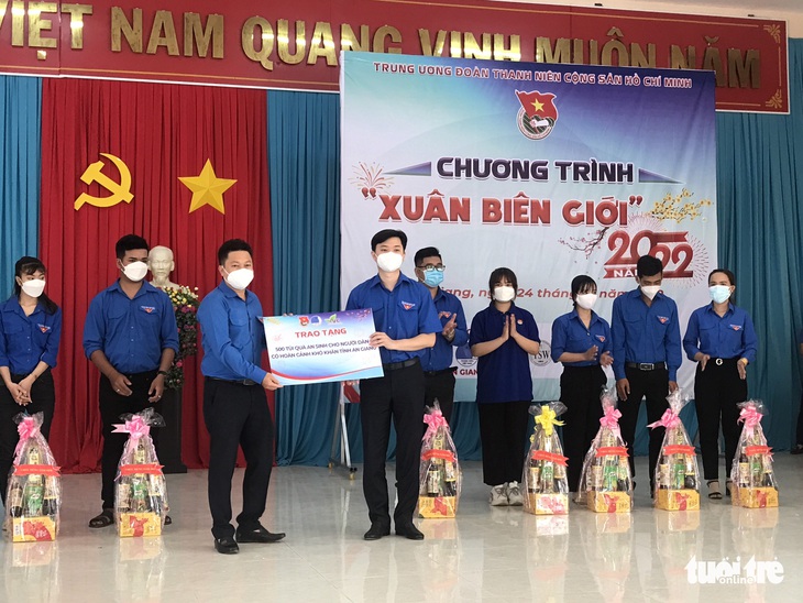 Bí thư Trung ương Đoàn tặng quà cho học sinh nghèo An Giang - Ảnh 1.